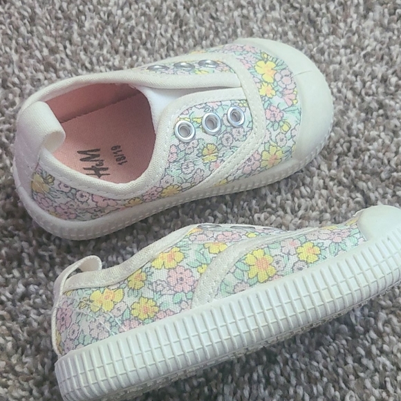 Baby shoes - Picture 2 of 2